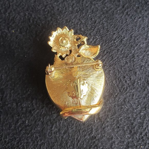 Donald Stannard Gold Brooch for Arlene Dahl- Chrysanthemums Heart - Picture 7 of 15